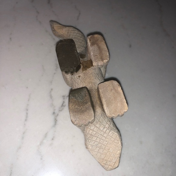 Leo the hand carved dinosaur made of quartz - Picture 2 of 4